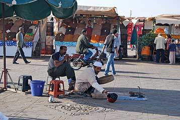 Marrakech - Charmeurs de serpents place Jamaa-el-Fna.